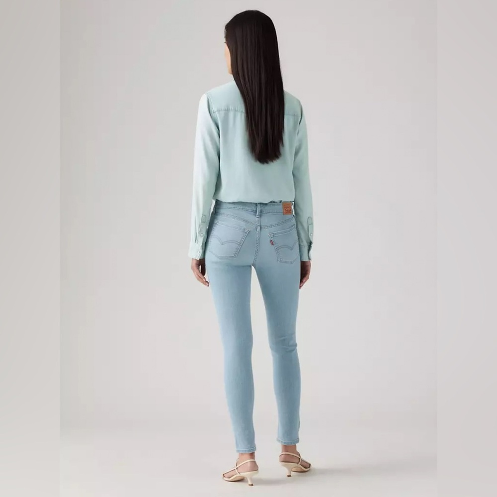 Levi’s 711 Skinny jeans in light wash
